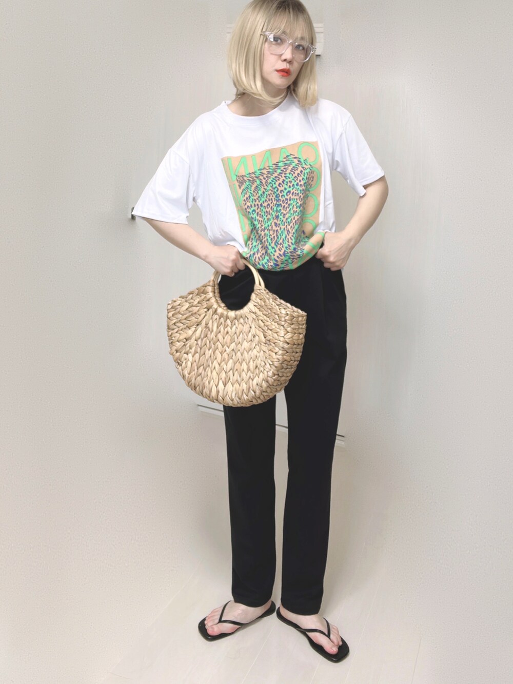 ベージュ系のかごバッグ、ブラック系のサンダルを着用したレディースの夏コーディネートの3枚目の写真