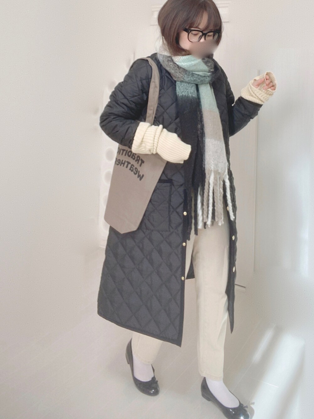 ベージュ系のその他パンツ、ブラック系のバレエシューズ、ブラック系のその他アウターを着用したレディースの冬コーディネートの2枚目の写真