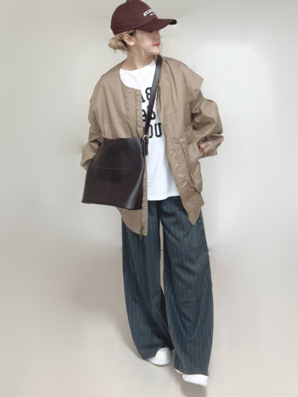 ベージュ系のジャケット/アウター、ホワイト系のTシャツ/カットソー、ホワイト系のスニーカーを着用したレディースの春コーディネートの3枚目の写真