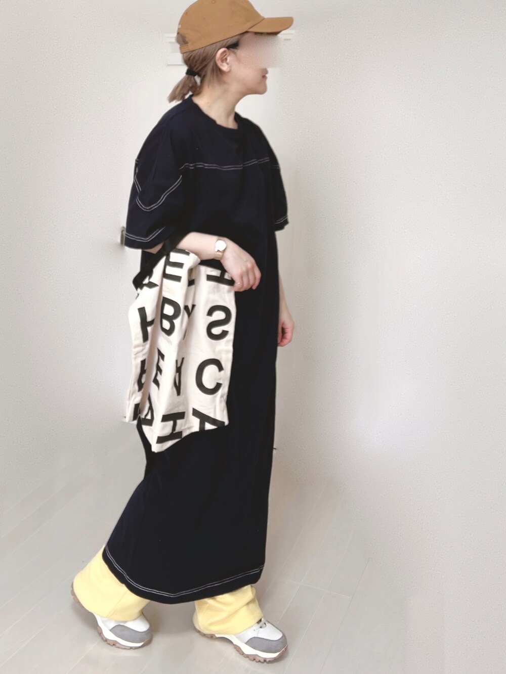 イエロー系のその他パンツ、ブルー系のワンピース、ホワイト系のトートバッグを着用したレディースの春コーディネートの3枚目の写真