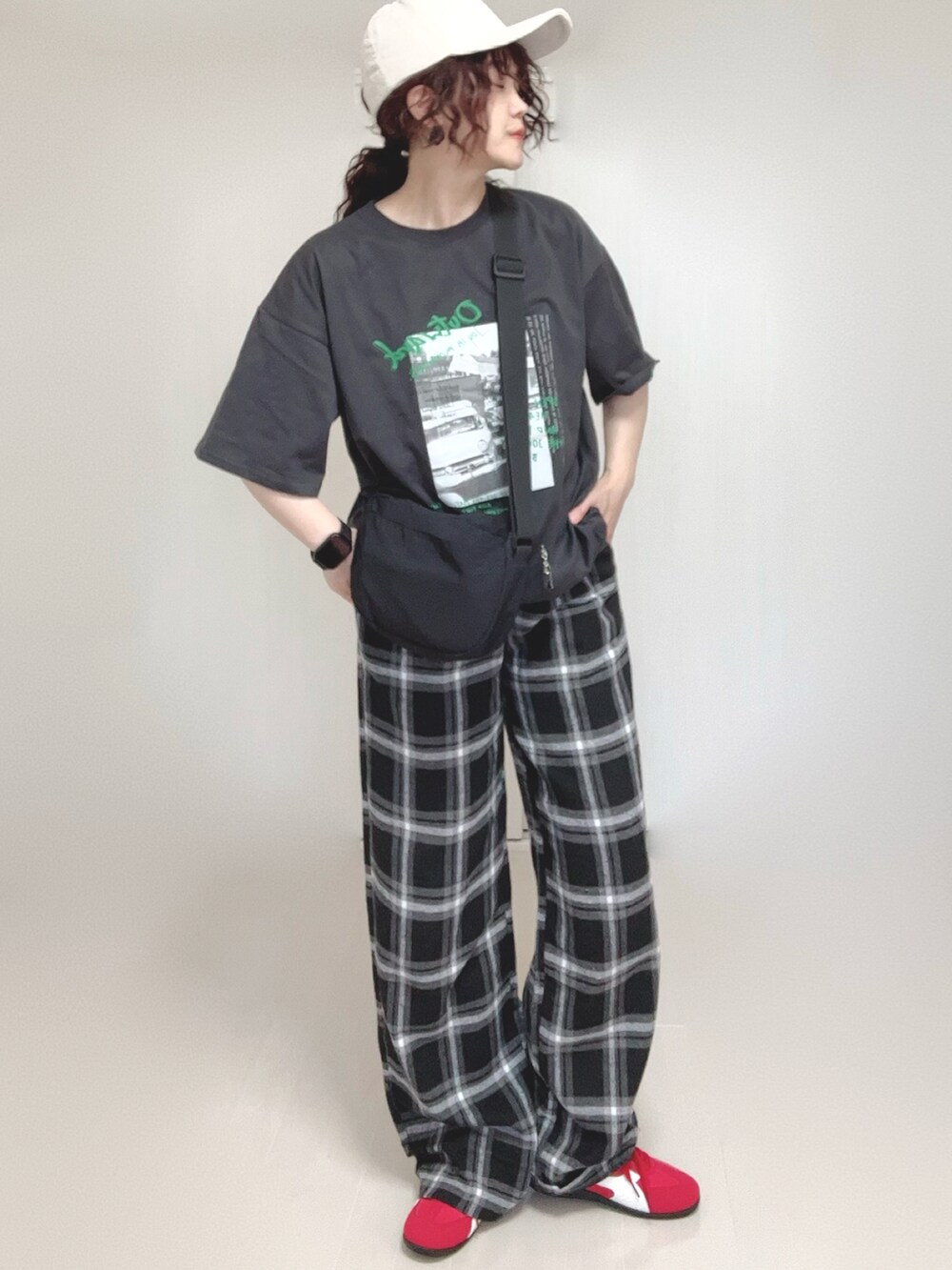 グレー系のTシャツ/カットソーを着用したレディースの夏コーディネートの3枚目の写真