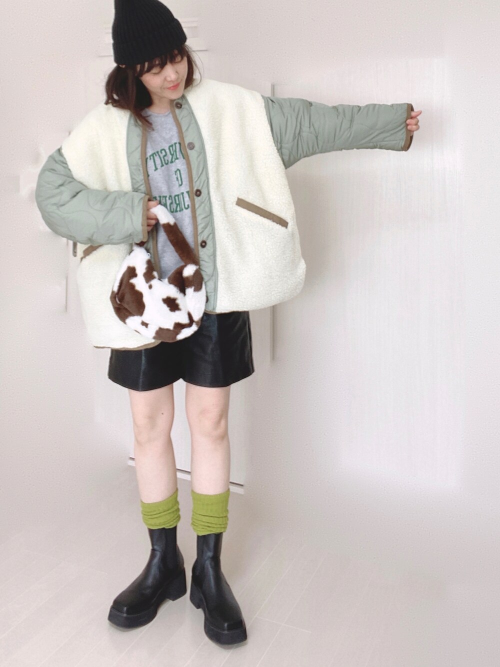 ホワイト系のノーカラージャケット、グレー系のスウェット、ブラック系のその他パンツを着用したレディースの秋コーディネートの5枚目の写真