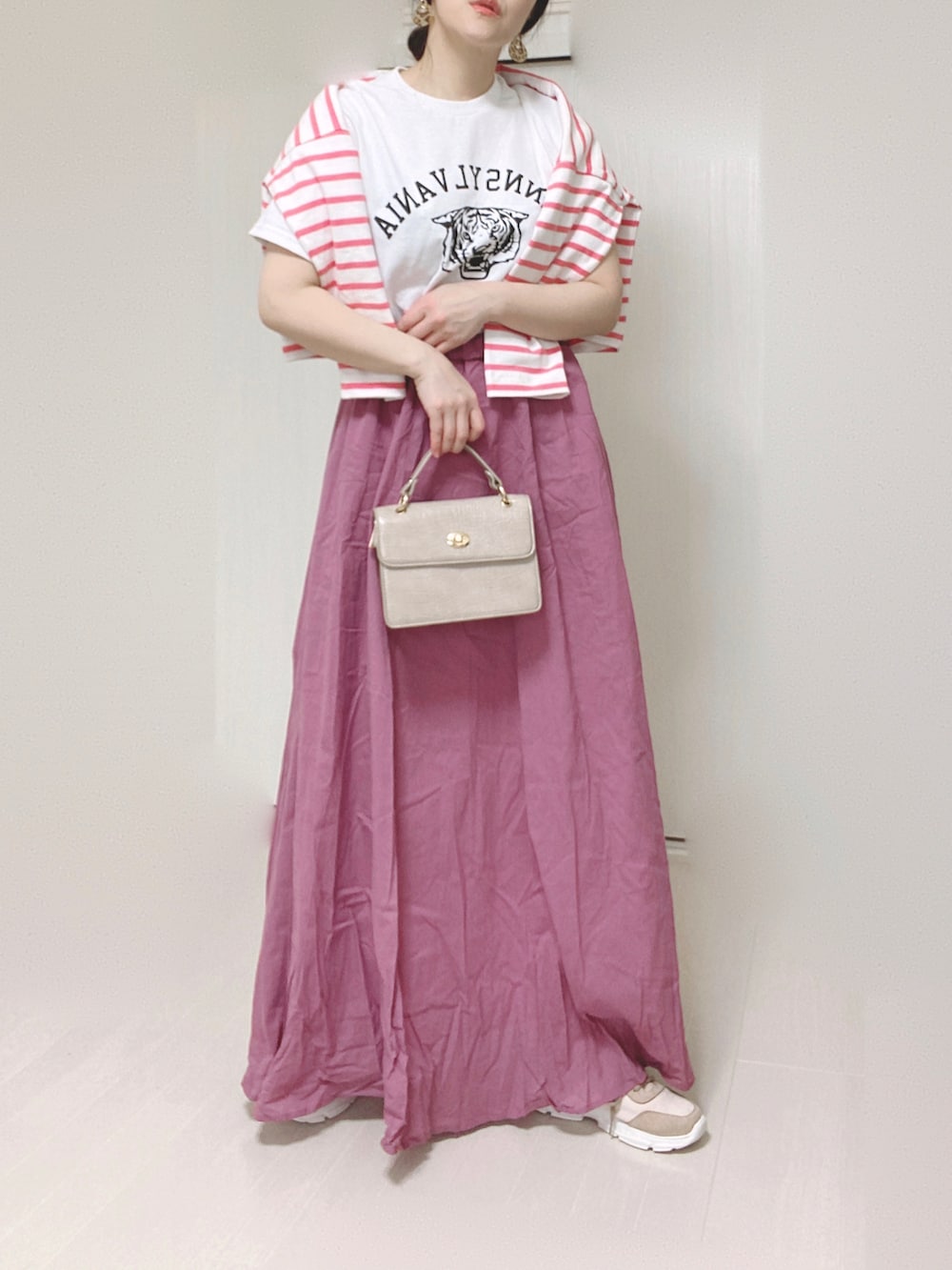 ホワイト系のTシャツ/カットソー、ピンク系のTシャツ/カットソー、ピンク系のスカートを着用したレディースの春コーディネートの2枚目の写真