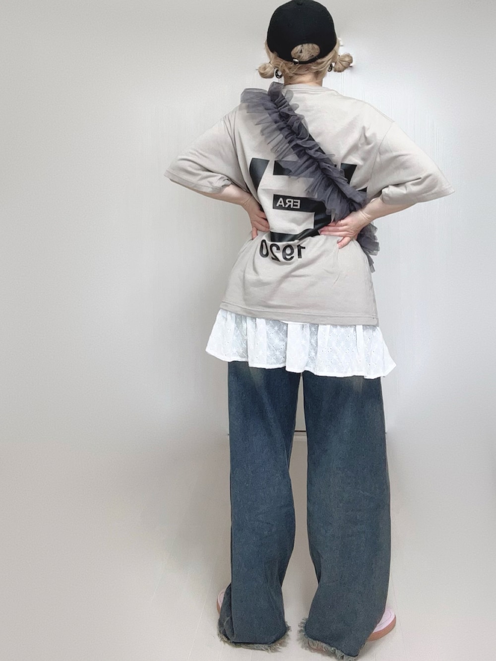 ブルー系のデニムパンツ、ホワイト系のスカート、グレー系のショルダーバッグを着用したレディースの夏コーディネートの4枚目の写真