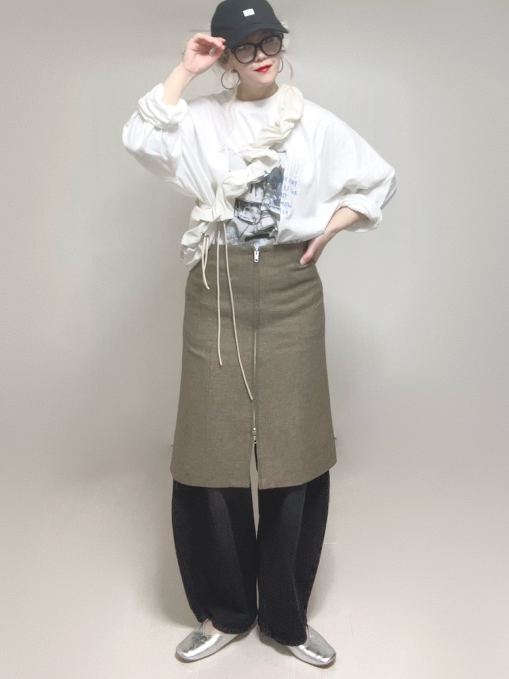 ホワイト系のTシャツ/カットソー、ブラウン系のベスト、ホワイト系のショルダーバッグを着用したレディースの春コーディネートの3枚目の写真