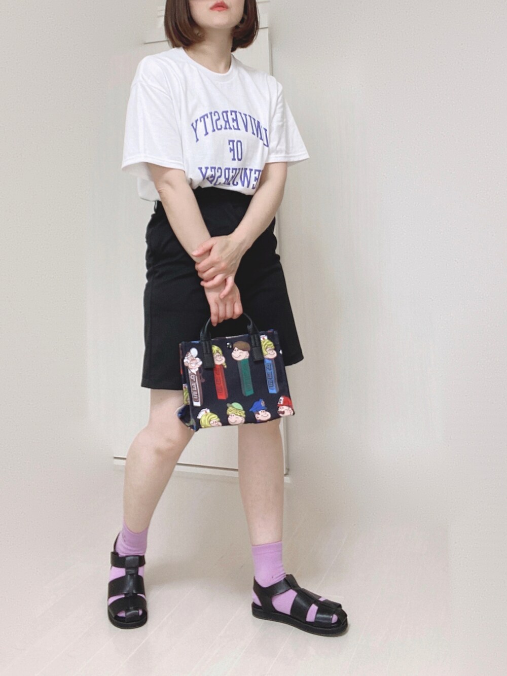 ブラック系のその他パンツ、ホワイト系のTシャツ/カットソー、ブラック系のショルダーバッグを着用したレディースの夏コーディネートの5枚目の写真
