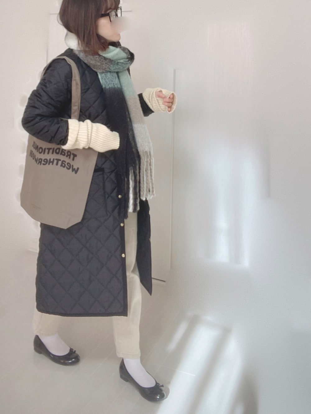 ベージュ系のその他パンツ、ブラック系のバレエシューズ、ブラック系のその他アウターを着用したレディースの冬コーディネートの4枚目の写真