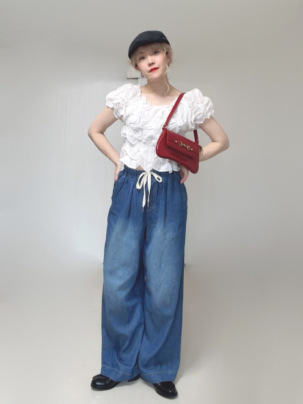 ホワイト系のシャツ/ブラウス、ブルー系のデニムパンツ、ブラック系のローファーを着用したレディースの夏コーディネートの2枚目の写真