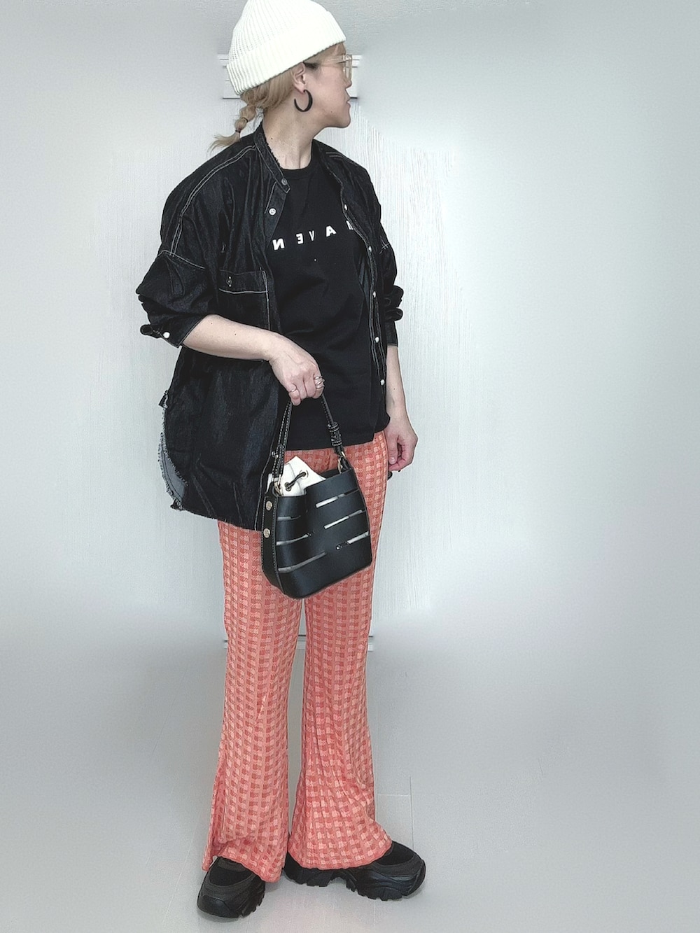 ブラック系のシャツ/ブラウス、ブラック系のTシャツ/カットソー、ブラック系のショルダーバッグを着用したレディースの春コーディネートの3枚目の写真