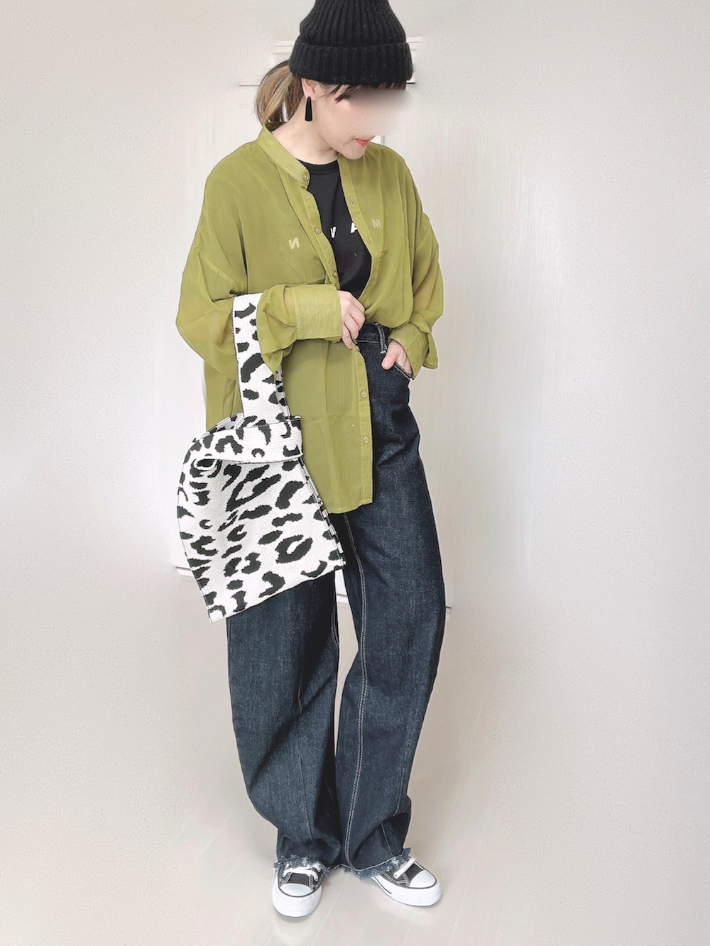 ブラック系のTシャツ/カットソー、グリーン系のシャツ/ブラウス、ブルー系のデニムパンツを着用したレディースの秋コーディネートの2枚目の写真