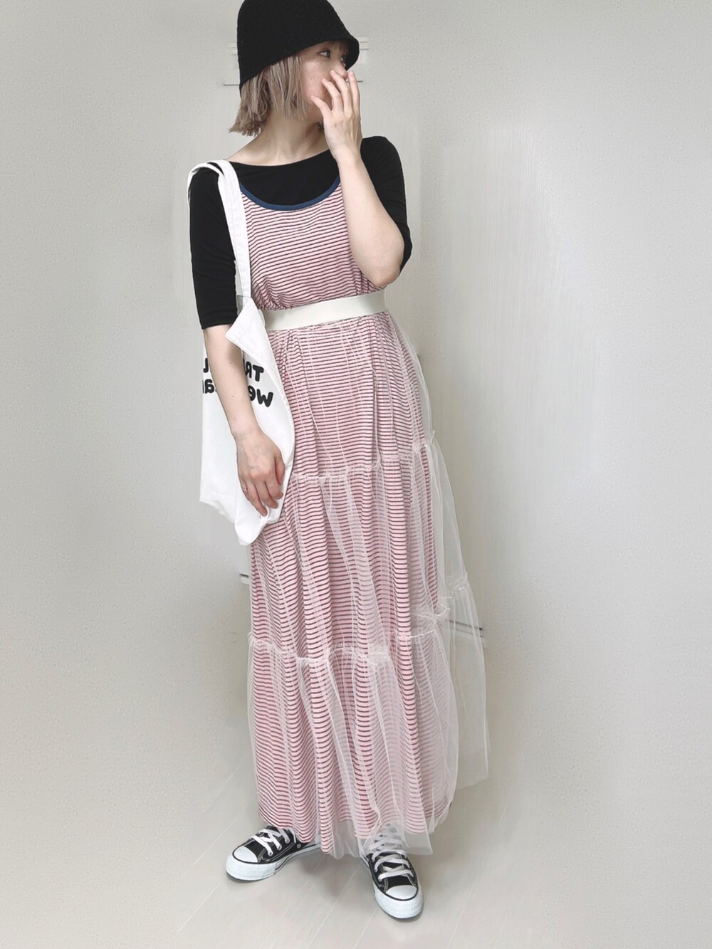 ピンク系のワンピース、ブラック系のTシャツ/カットソー、ホワイト系のトートバッグを着用したレディースの夏コーディネートの3枚目の写真