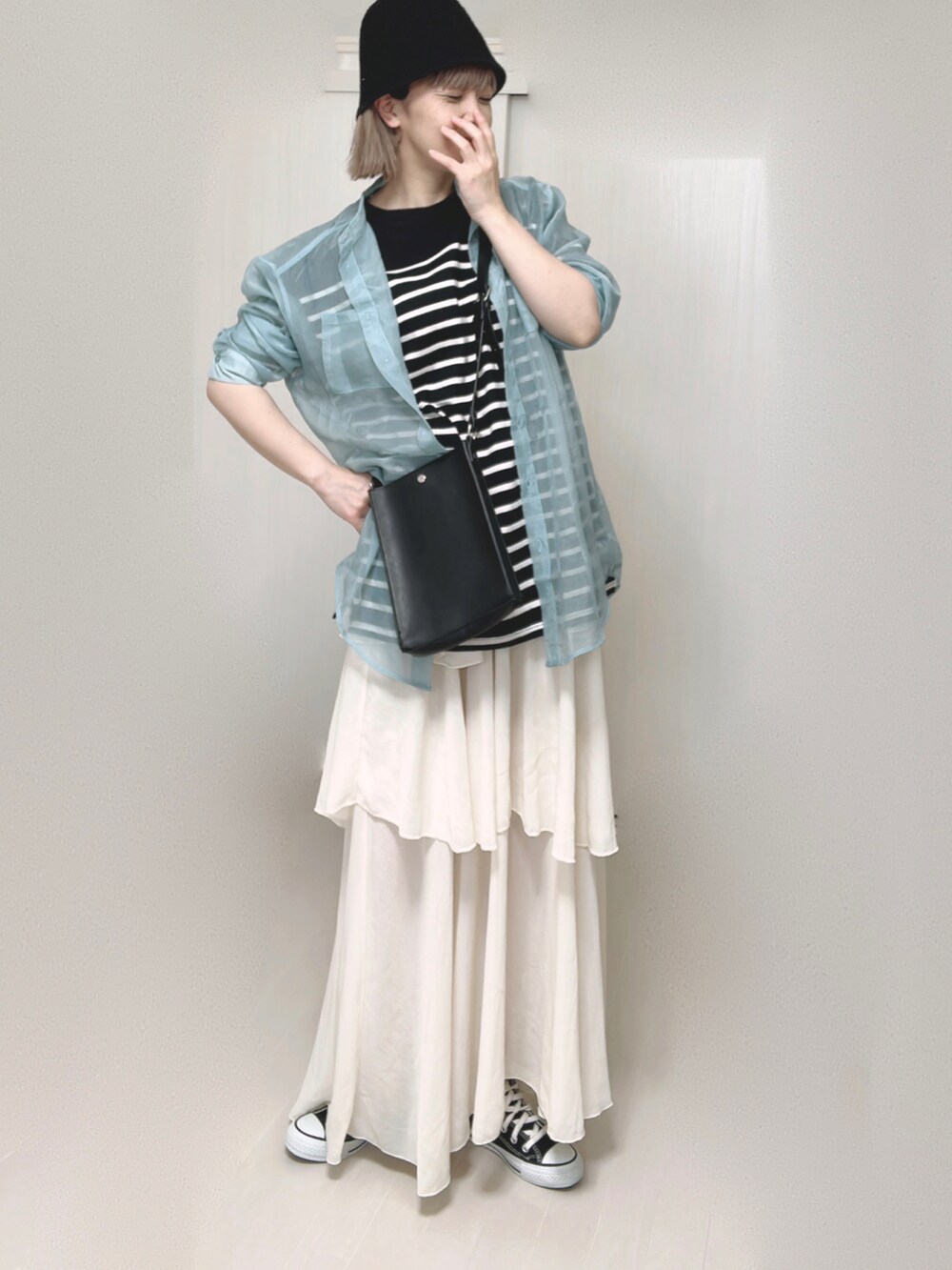 ブラック系のTシャツ/カットソー、ブルー系のシャツ/ブラウス、ブラック系のショルダーバッグを着用したレディースの夏コーディネートの4枚目の写真