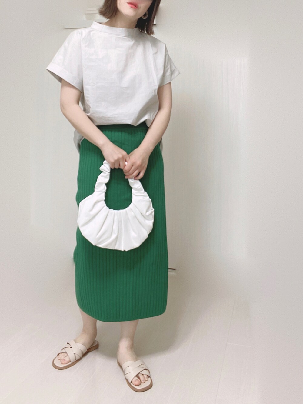 グレー系のシャツ/ブラウス、ホワイト系のサンダル、グリーン系のスカートを着用したレディースの夏コーディネートの4枚目の写真