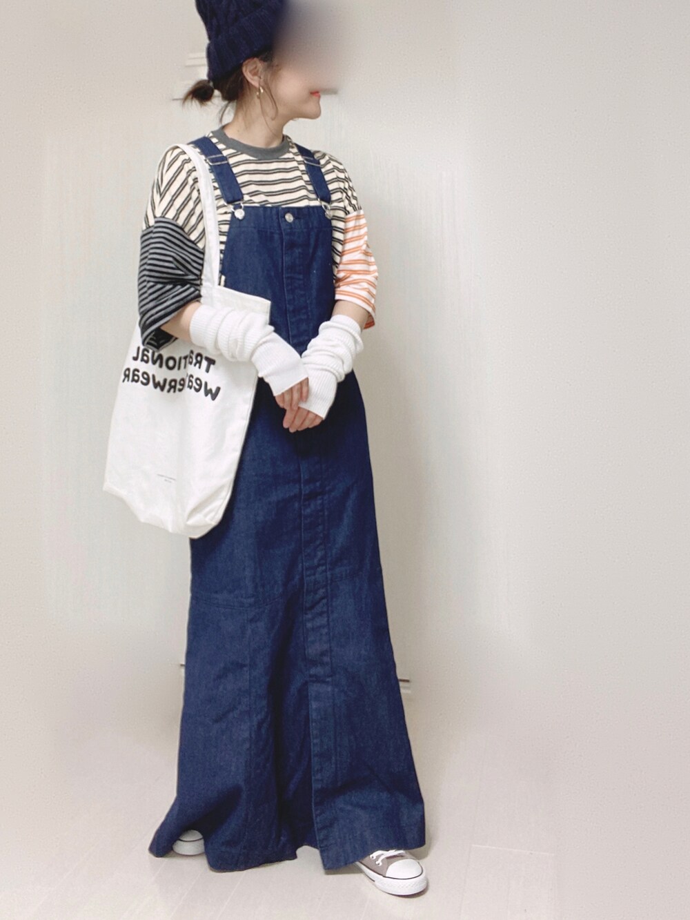 ブルー系のジャンパースカート、ベージュ系のTシャツ/カットソー、ホワイト系のトートバッグを着用したレディースの夏コーディネートの5枚目の写真