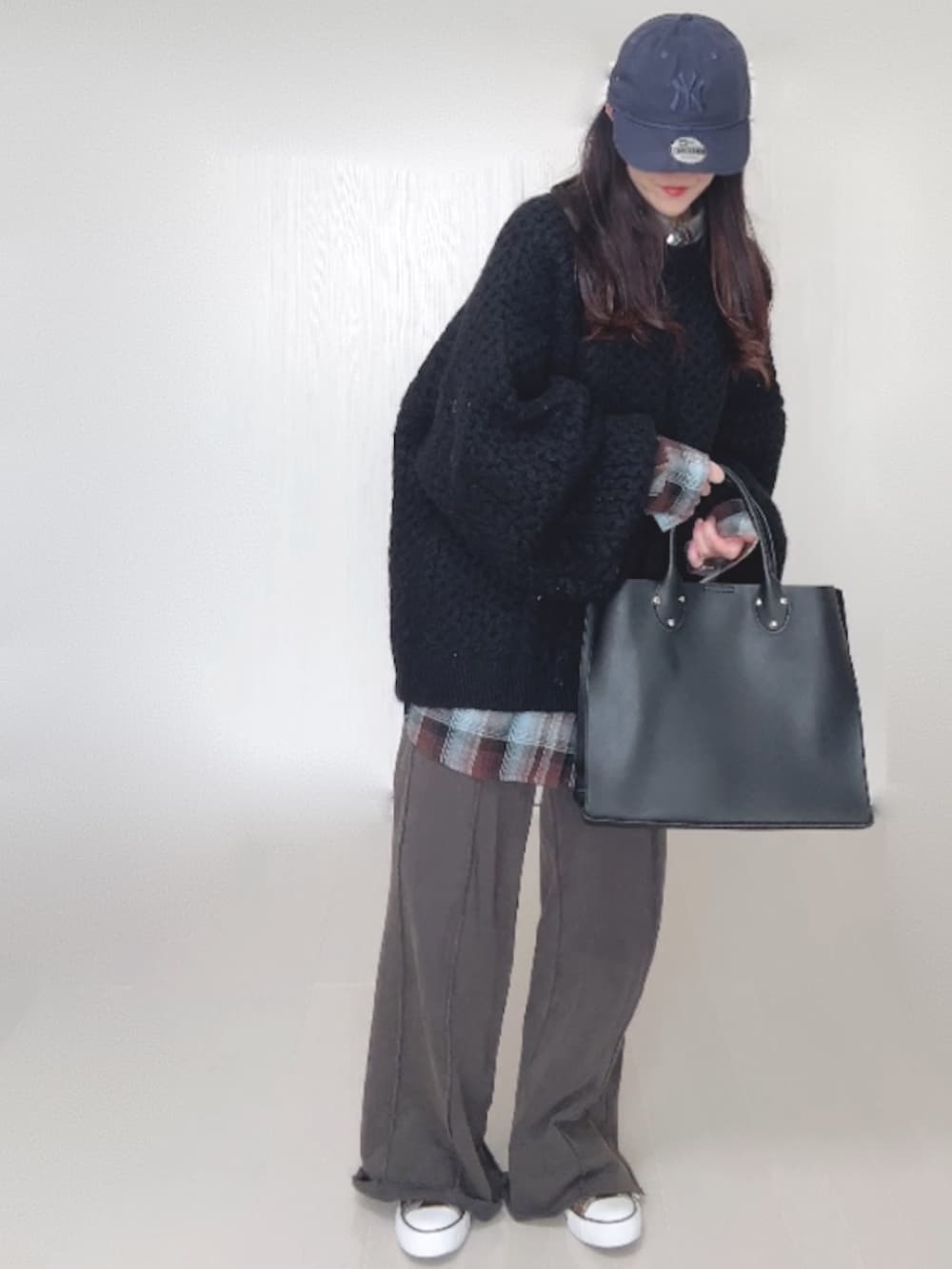 ブラウン系のシャツ/ブラウス、ブラック系のスウェットパンツ、ブラック系のトートバッグを着用したレディースの秋コーディネートの5枚目の写真