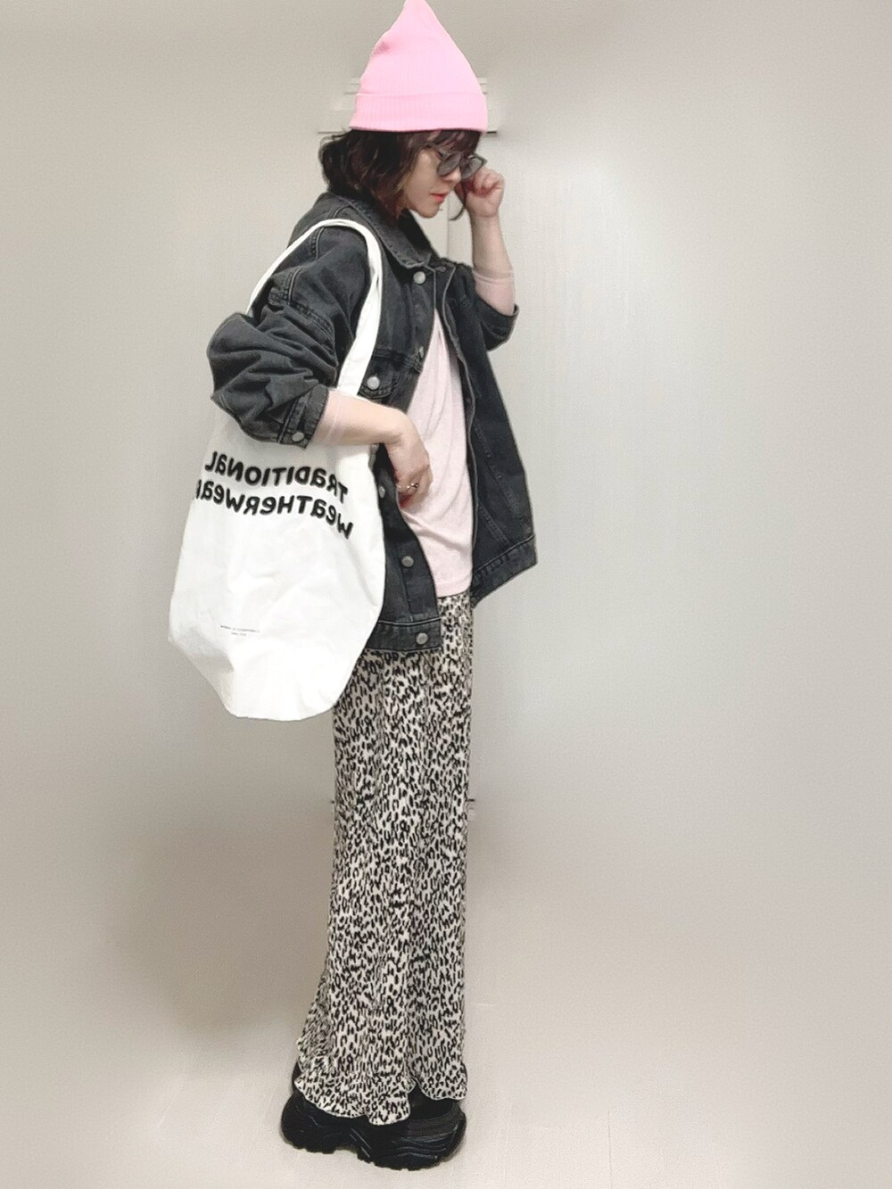 ピンク系のTシャツ/カットソー、ブラック系のデニムジャケット、ホワイト系のトートバッグを着用したレディースの春コーディネートの2枚目の写真