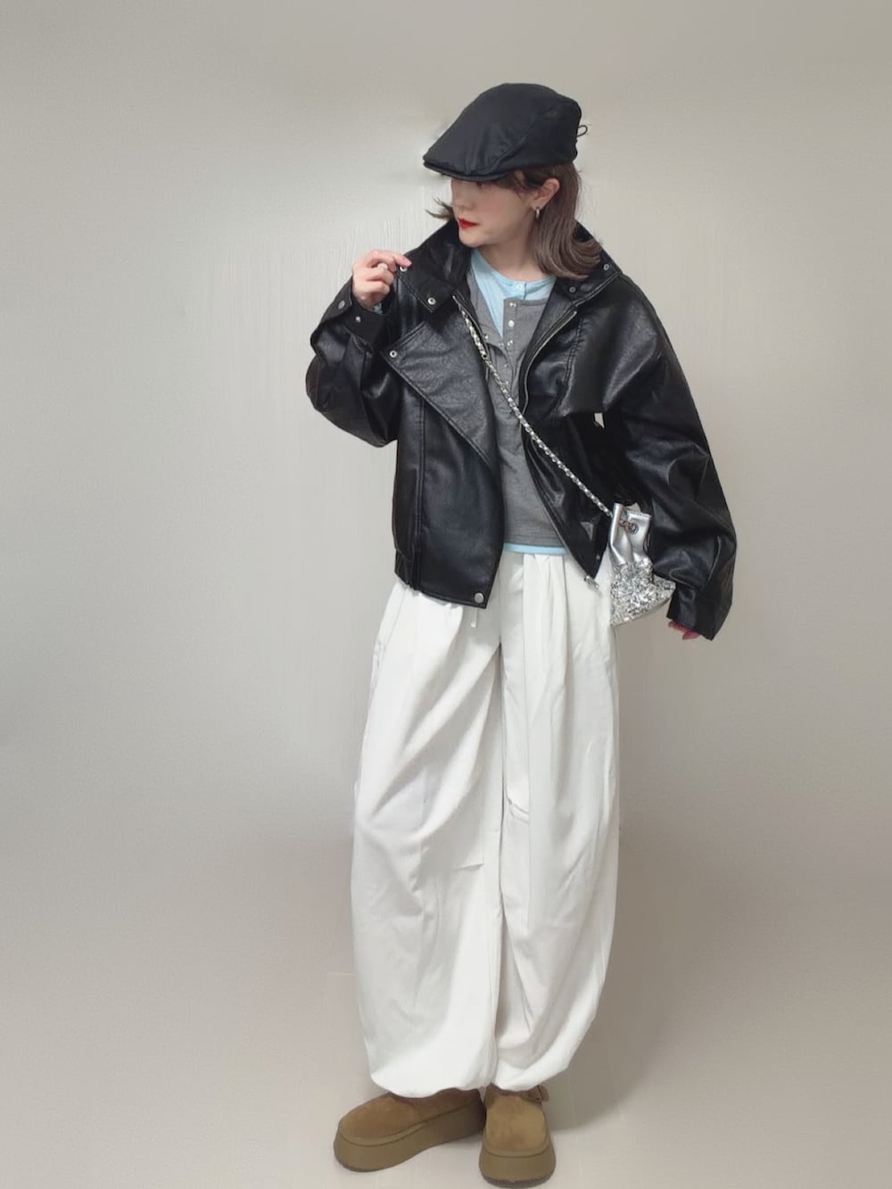 グレー系のTシャツ/カットソー、ブラック系のブルゾン、ホワイト系のその他パンツを着用したレディースの秋コーディネートの2枚目の写真