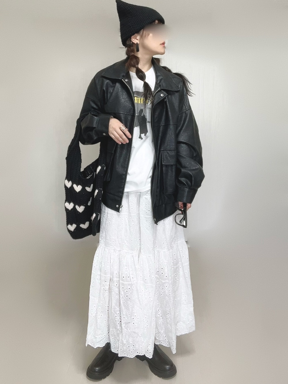 ブラック系のブーツ、ブラック系のブルゾン、ホワイト系のTシャツ/カットソーを着用したレディースの秋コーディネートの4枚目の写真