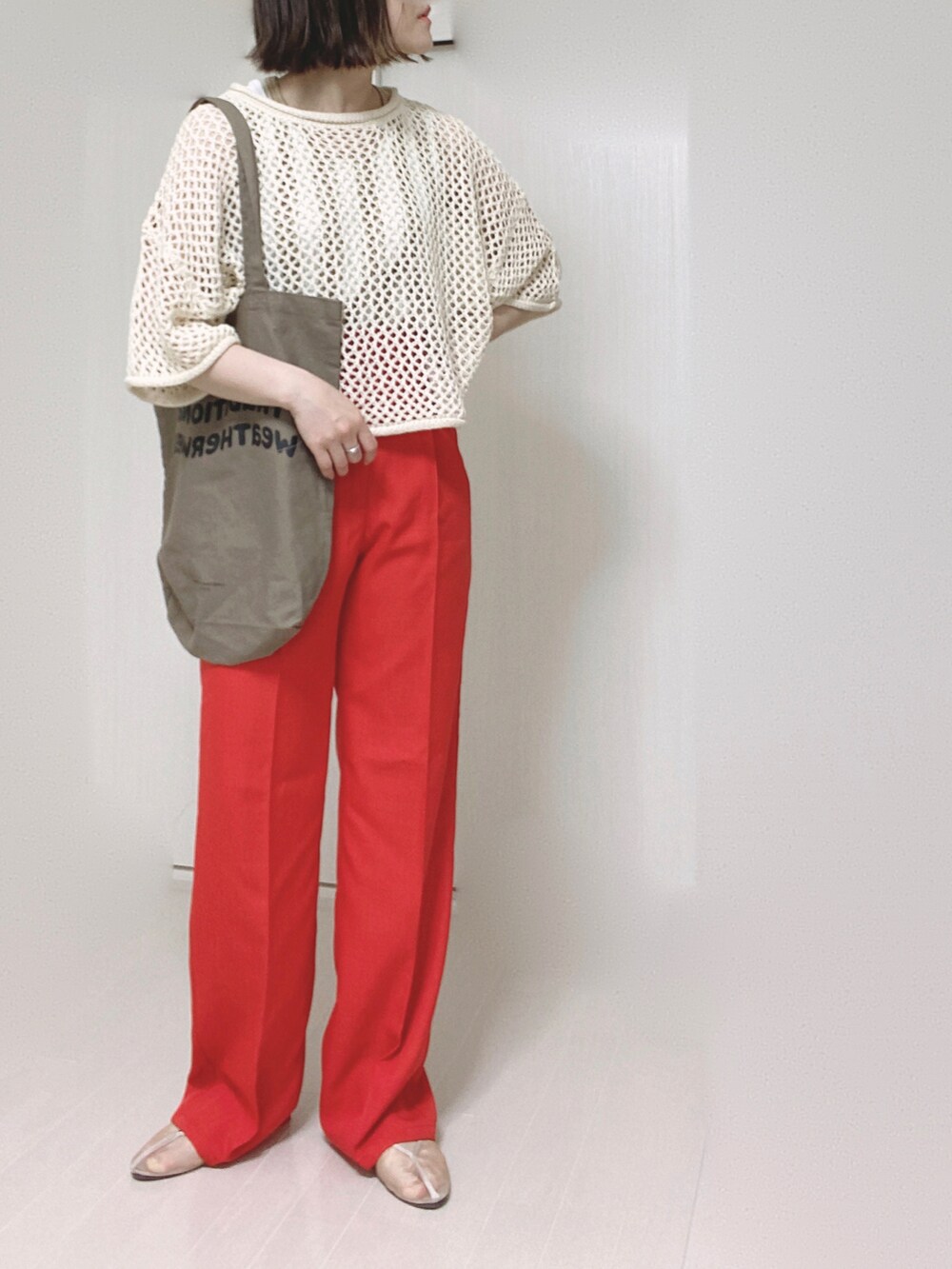 ブラウン系のトートバッグ、ベージュ系のパンプス、ベージュ系のニット/セーターを着用したレディースの春コーディネートの4枚目の写真