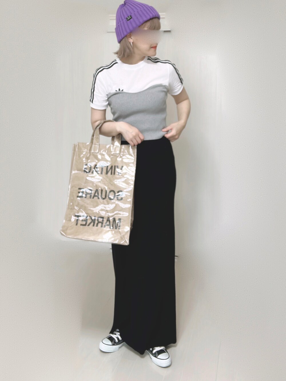 ホワイト系のTシャツ/カットソー、グレー系のチューブトップ、グリーン系のトートバッグを着用したレディースの夏コーディネートの5枚目の写真