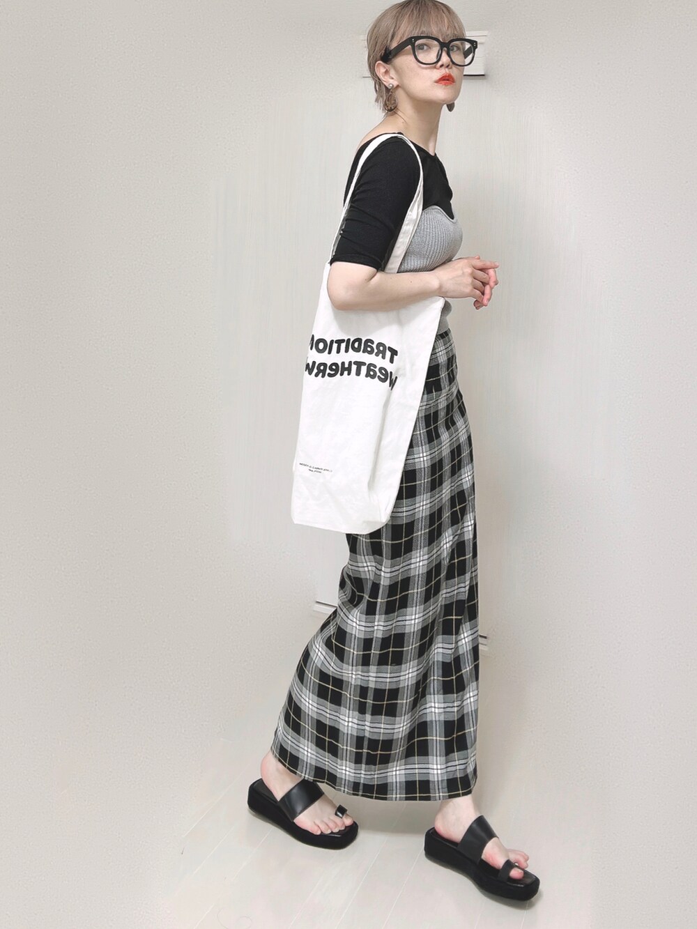 ブラック系のTシャツ/カットソー、グレー系のチューブトップ、ホワイト系のトートバッグを着用したレディースの夏コーディネートの2枚目の写真