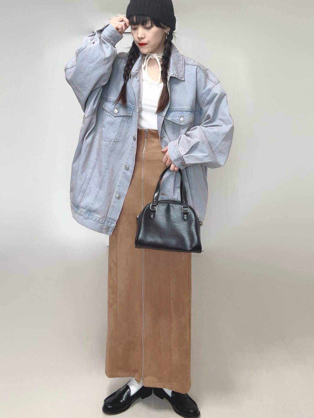 ホワイト系のTシャツ/カットソー、ピンク系のデニムジャケット、ベージュ系のスカートを着用したレディースの冬コーディネートの4枚目の写真