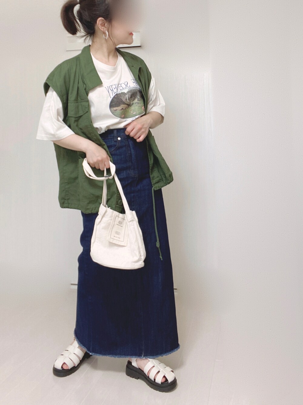 ホワイト系のTシャツ/カットソー、ブルー系のデニムスカート、グリーン系のその他アウターを着用したレディースの夏コーディネートの4枚目の写真