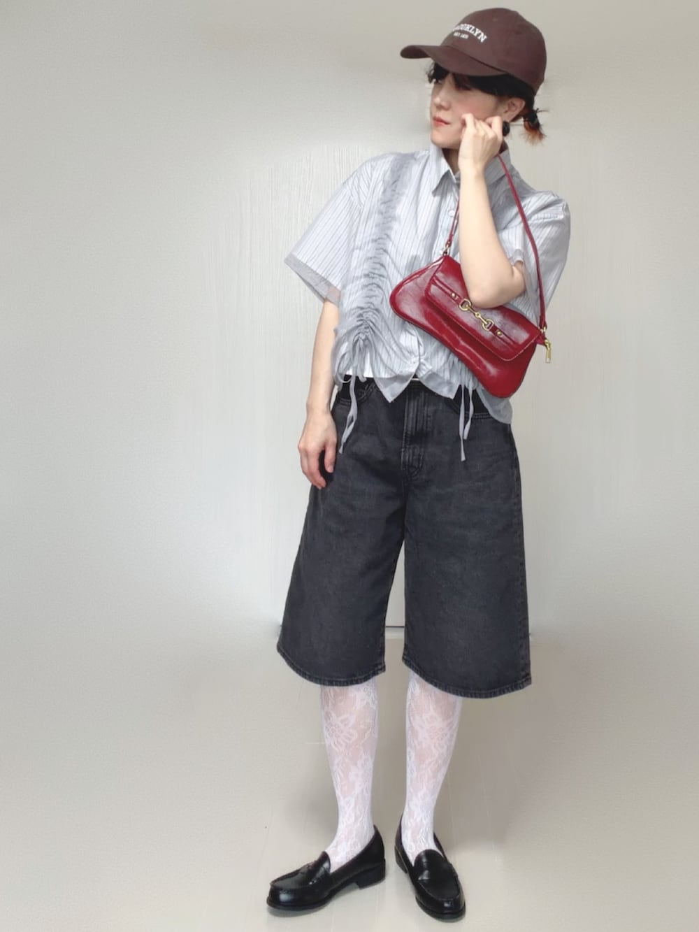 グレー系のシャツ/ブラウス、ブラック系のローファー、ブラック系のデニムパンツを着用したレディースの夏コーディネートの3枚目の写真