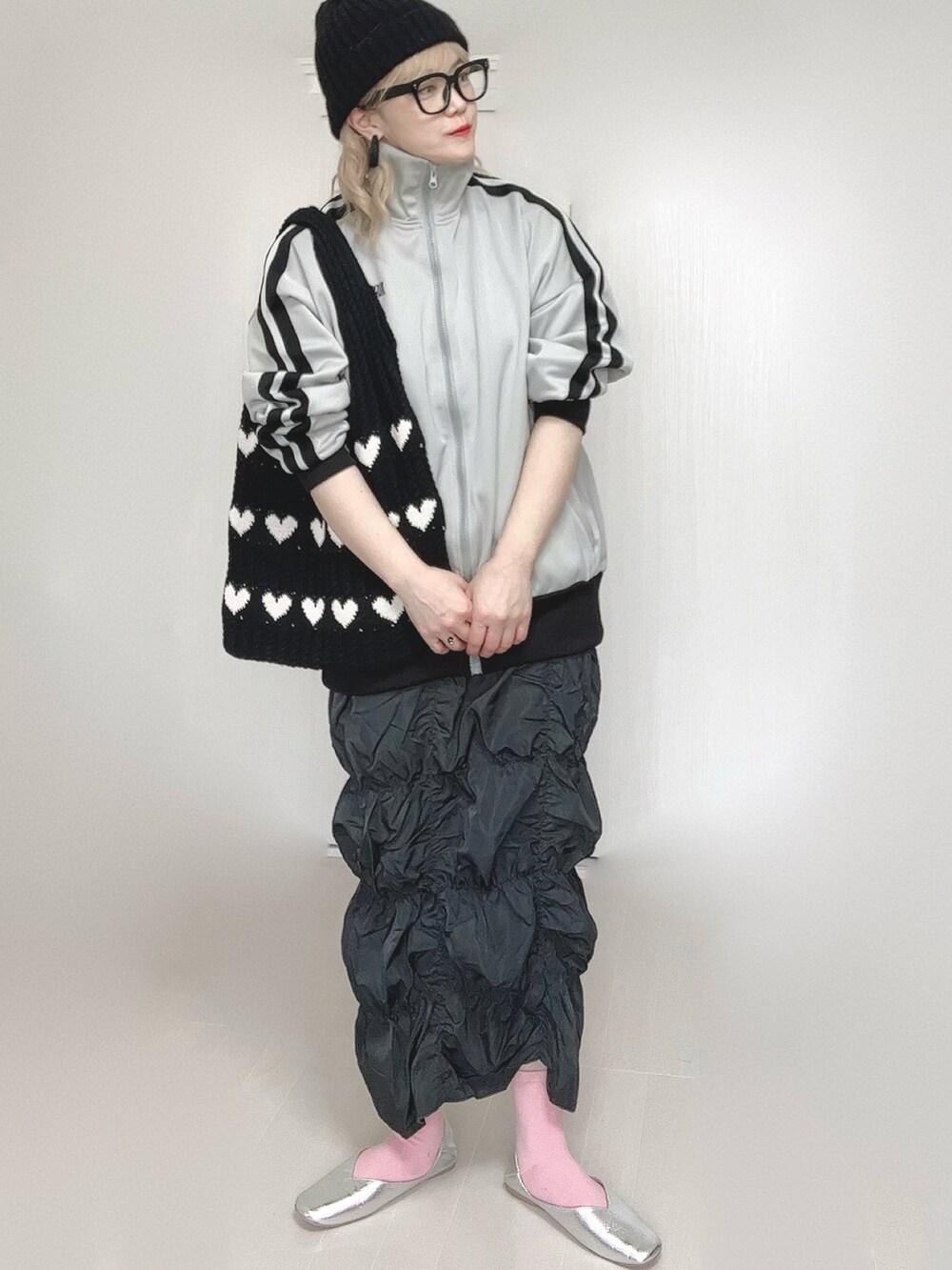 ベージュ系のジャージ、グレー系のスカート、シルバー系のパンプスを着用したレディースの春コーディネートの4枚目の写真