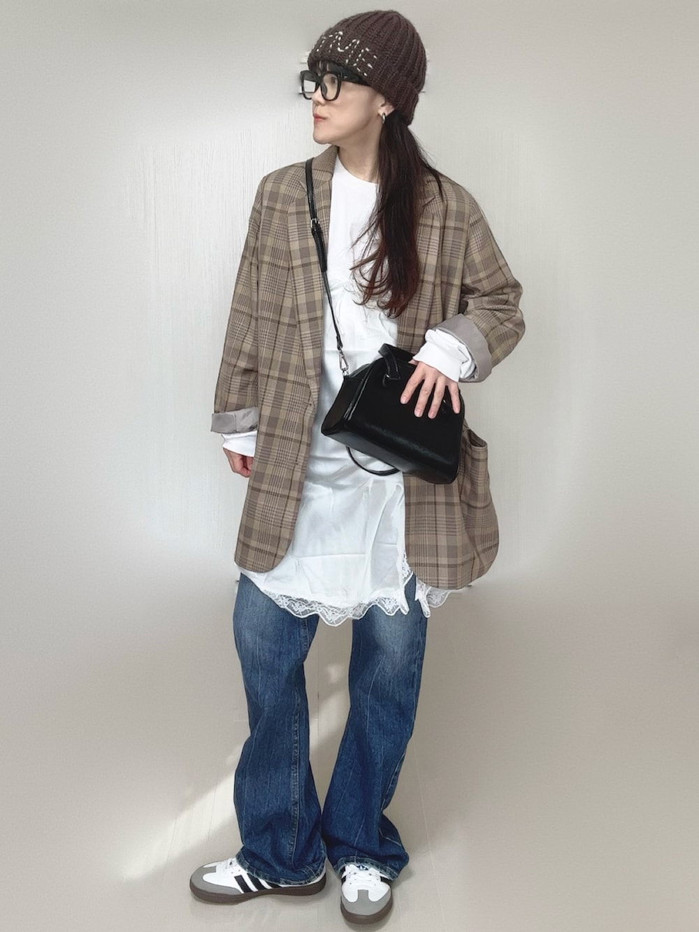 ホワイト系のTシャツ/カットソー、ホワイト系のワンピース、ブラック系のボストンバッグを着用したレディースの春コーディネートの2枚目の写真