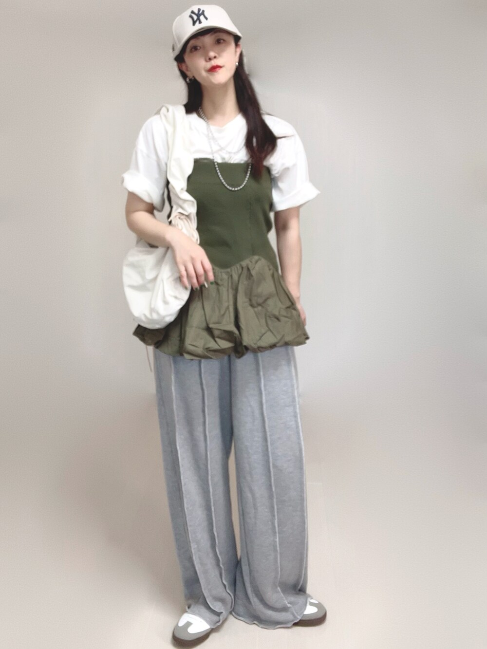 ホワイト系のTシャツ/カットソー、グレー系のスウェットパンツ、グリーン系のスカートを着用したレディースの夏コーディネートの2枚目の写真