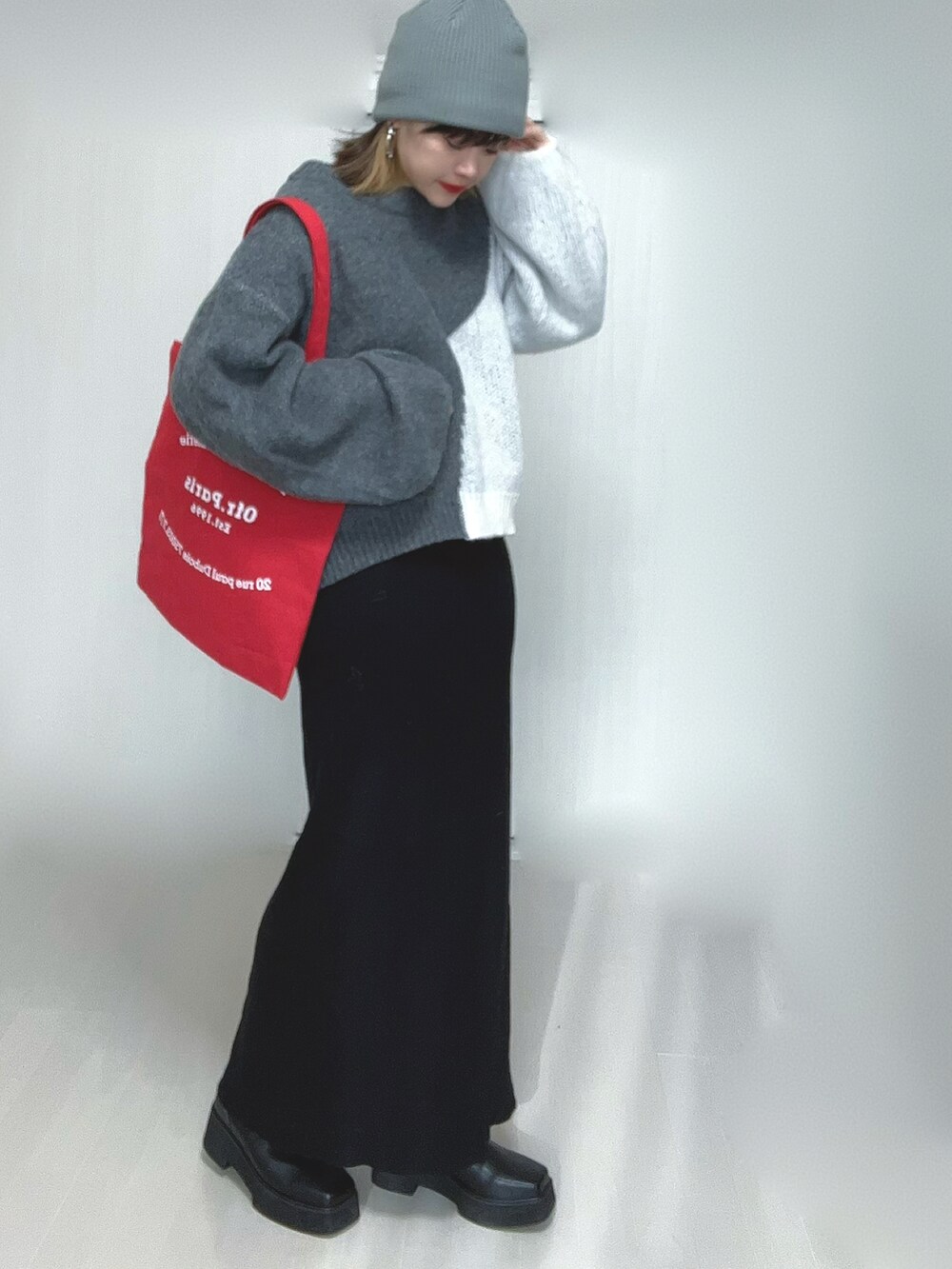 ブラック系のスカート、ブラック系のブーツを着用したレディースの冬コーディネートの5枚目の写真