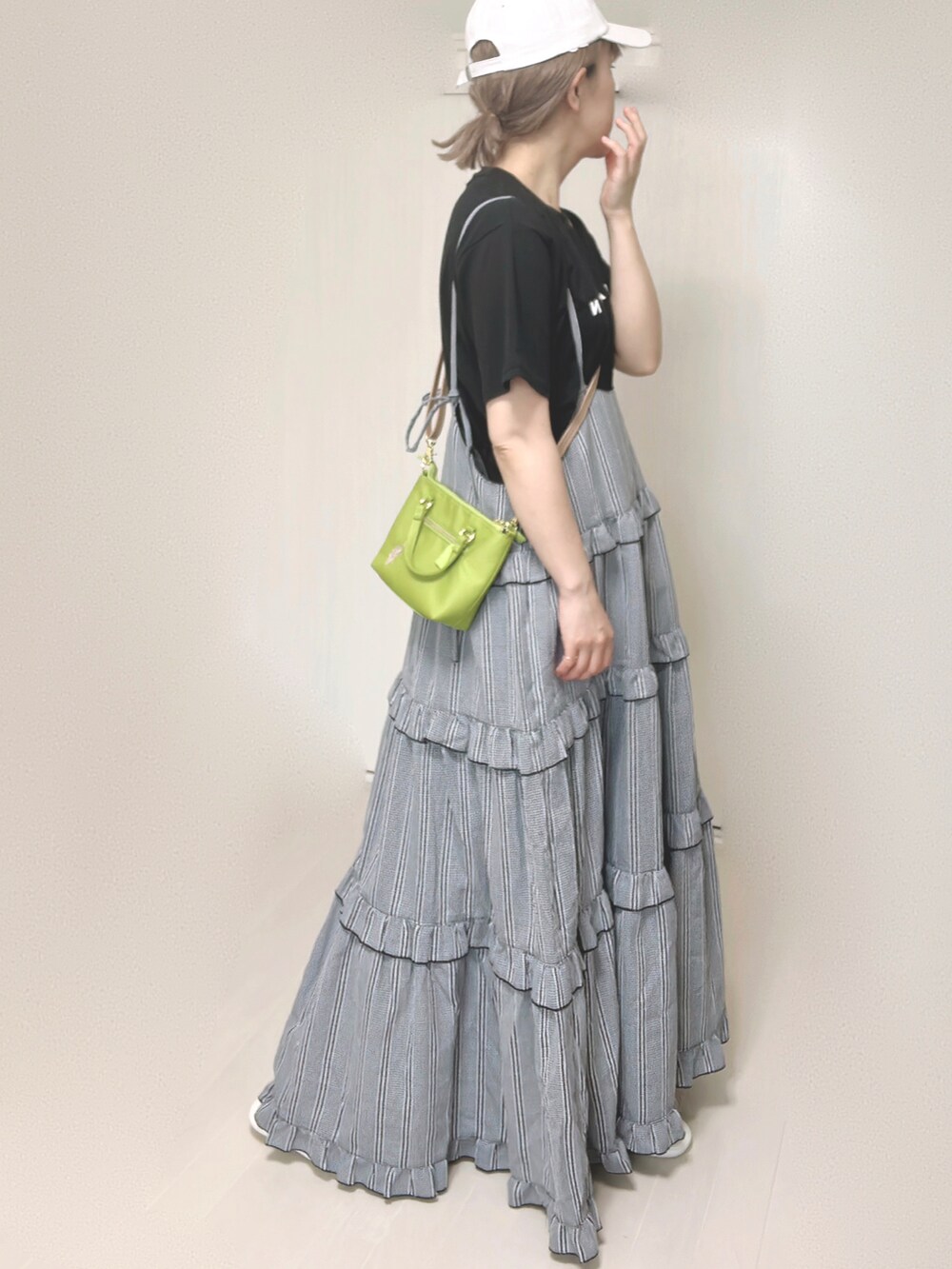 グリーン系のショルダーバッグ、ブラック系のTシャツ/カットソー、ブラック系のワンピースを着用したレディースの夏コーディネートの2枚目の写真