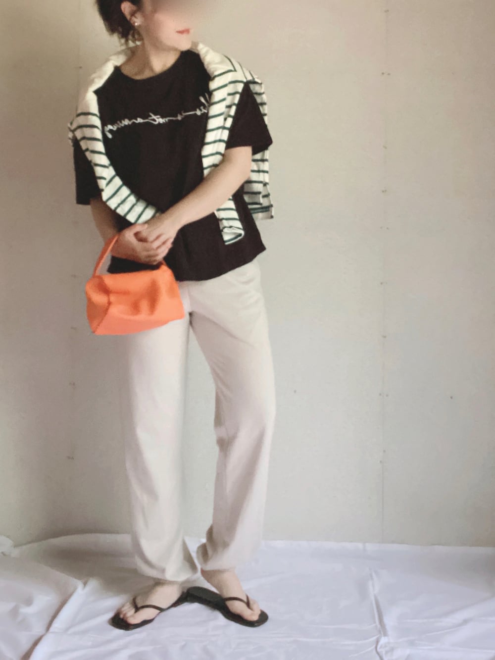 ブラック系のTシャツ/カットソー、グリーン系のTシャツ/カットソー、オレンジ系のショルダーバッグを着用したレディースの夏コーディネートの5枚目の写真
