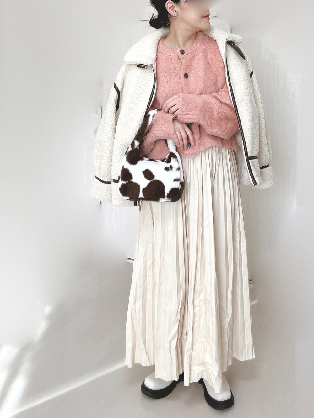 ピンク系のカーディガン/ボレロ、ホワイト系のブルゾン、ホワイト系のスカートを着用したレディースの冬コーディネートの5枚目の写真