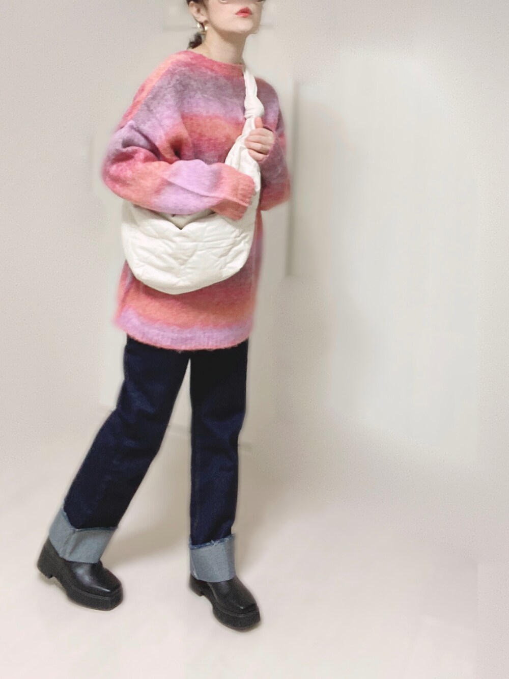 ピンク系のカーディガン/ボレロ、ホワイト系のショルダーバッグ、ブルー系のデニムパンツを着用したレディースの秋コーディネートの5枚目の写真