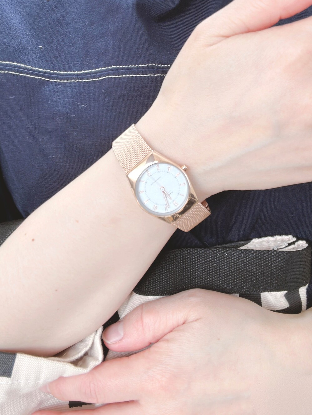 イエロー系のその他パンツ、ブルー系のワンピース、ホワイト系のトートバッグを着用したレディースの春コーディネートの2枚目の写真