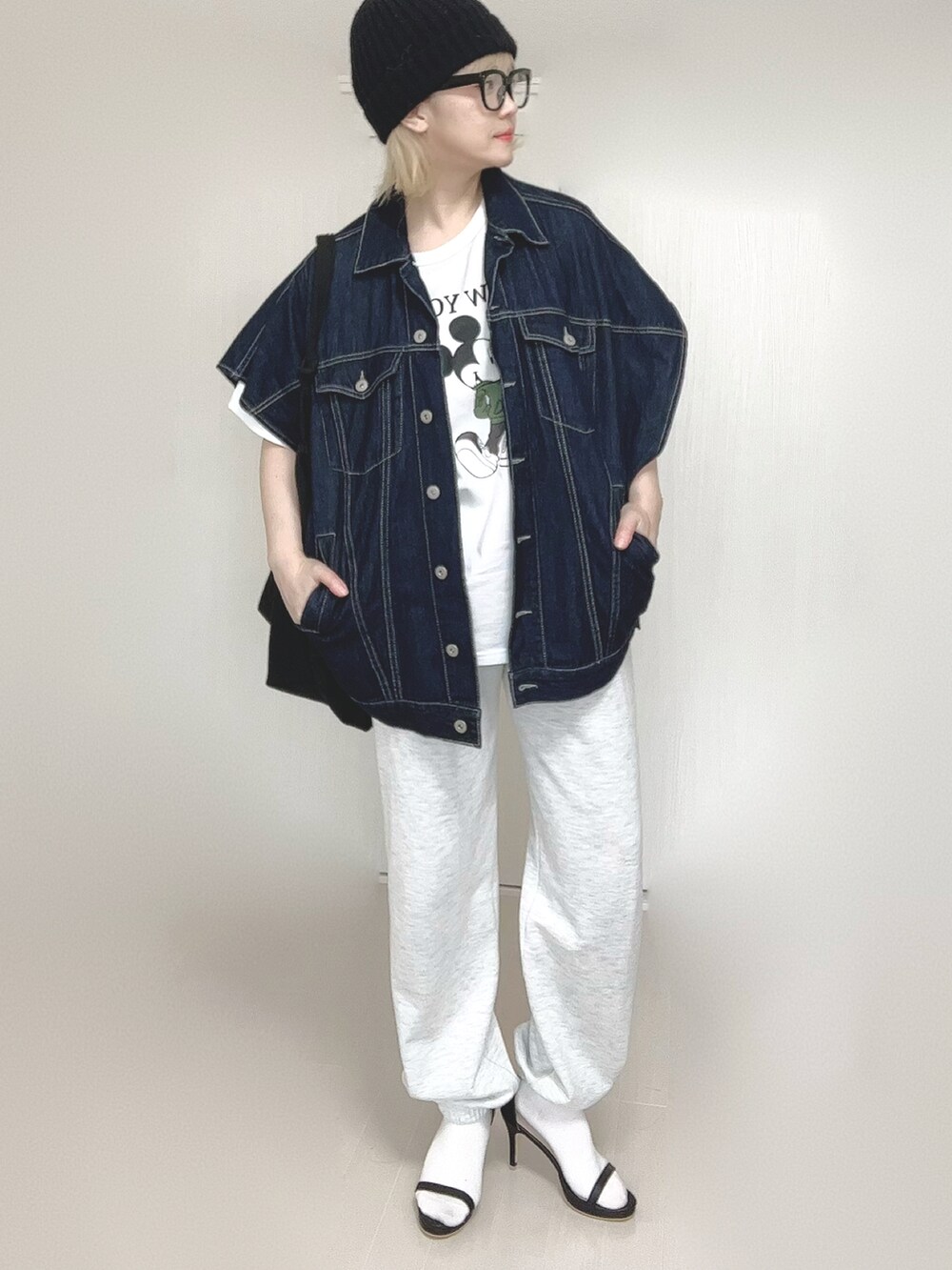 ブルー系のベスト、ホワイト系のTシャツ/カットソー、ブラック系のサンダルを着用したレディースの春コーディネートの4枚目の写真