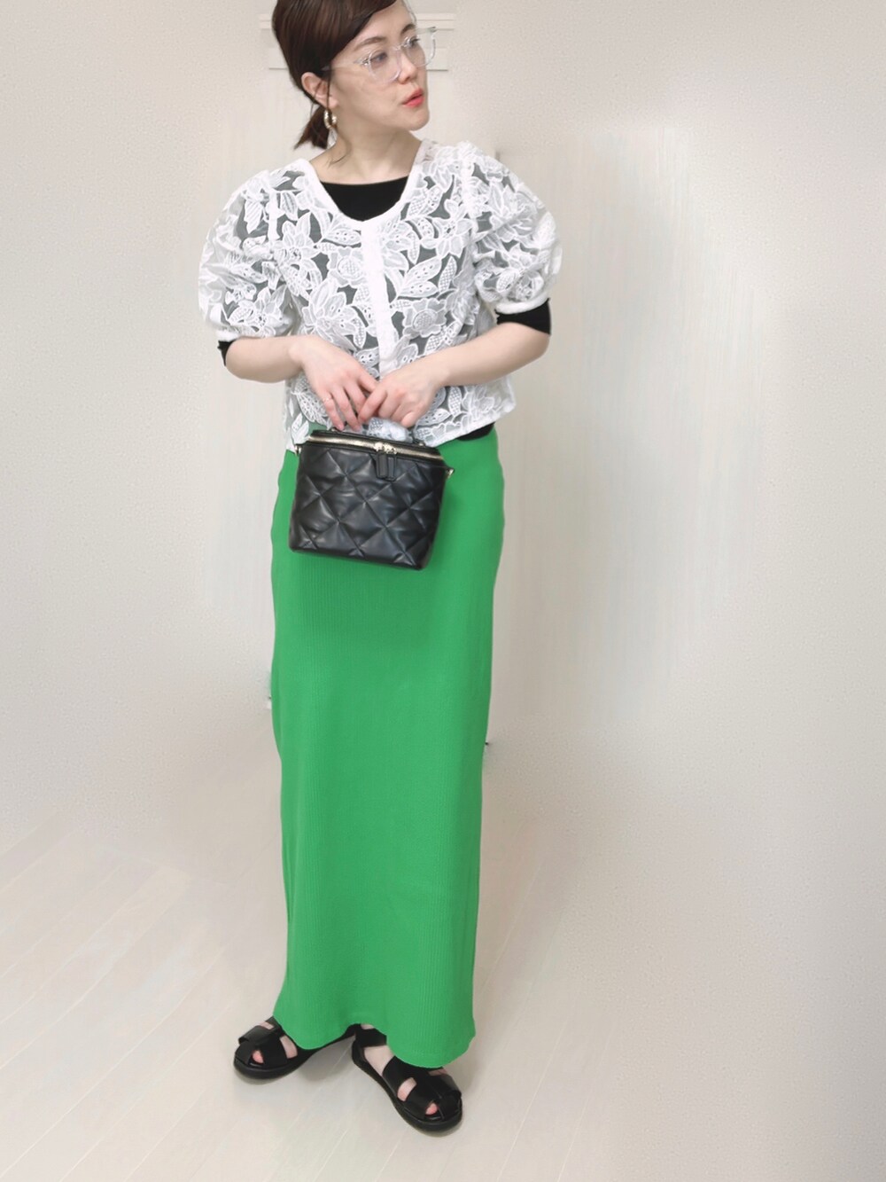 ホワイト系のシャツ/ブラウス、ブラック系のTシャツ/カットソー、グリーン系のスカートを着用したレディースの春コーディネートの4枚目の写真