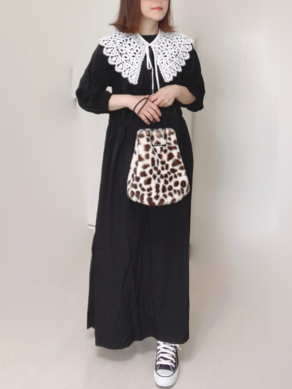 ブラック系のワンピース、その他のショルダーバッグ、ブラック系のスニーカーを着用したレディースの秋コーディネートの2枚目の写真