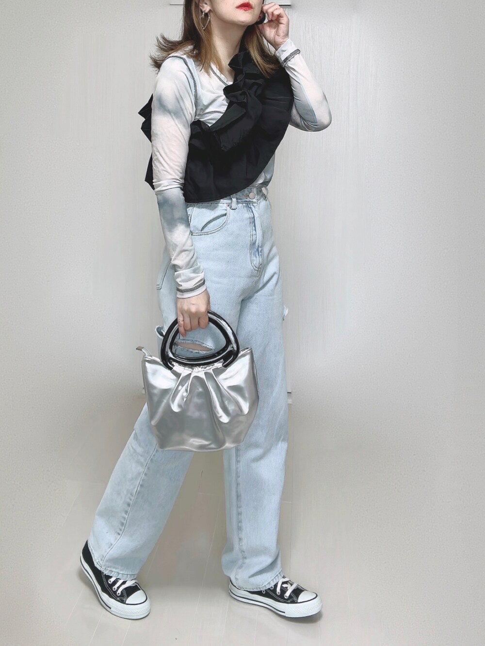 その他のその他トップス、ブルー系のデニムパンツ、ブラック系のスニーカーを着用したレディースの秋コーディネートの5枚目の写真