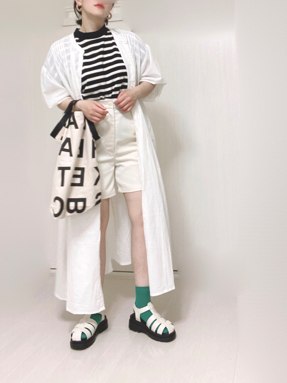 ホワイト系のその他パンツ、ホワイト系のTシャツ/カットソー、ホワイト系のシャツワンピースを着用したレディースの夏コーディネートの5枚目の写真