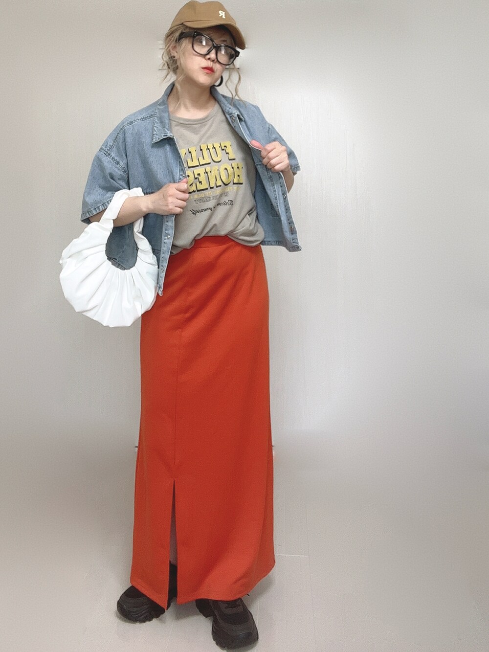 ブルー系のシャツ/ブラウス、オレンジ系のスカート、ブラック系のスニーカーを着用したレディースの夏コーディネートの5枚目の写真