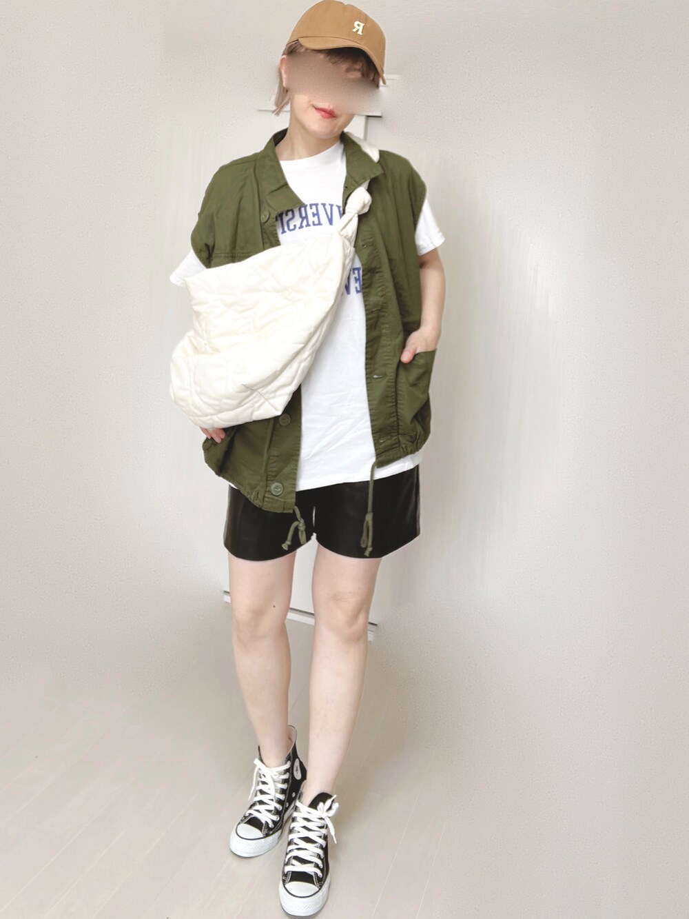 ホワイト系のTシャツ/カットソー、グリーン系のその他アウター、ホワイト系のショルダーバッグを着用したレディースの春コーディネートの4枚目の写真