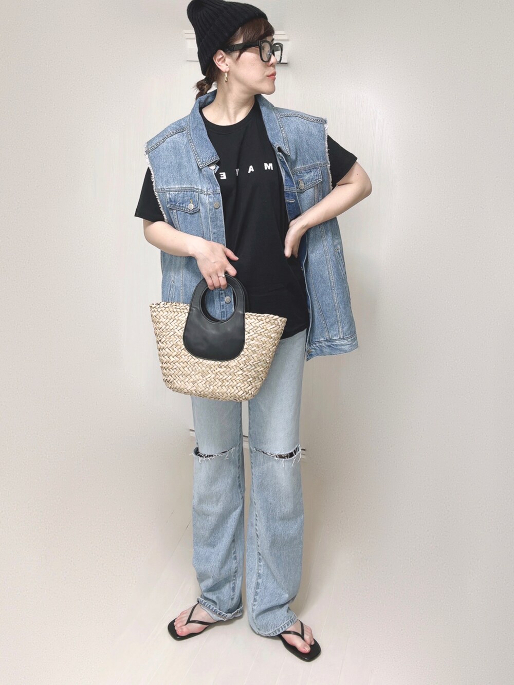 ブルー系のベスト、ブラック系のTシャツ/カットソー、ブルー系のトートバッグを着用したレディースの夏コーディネートの4枚目の写真