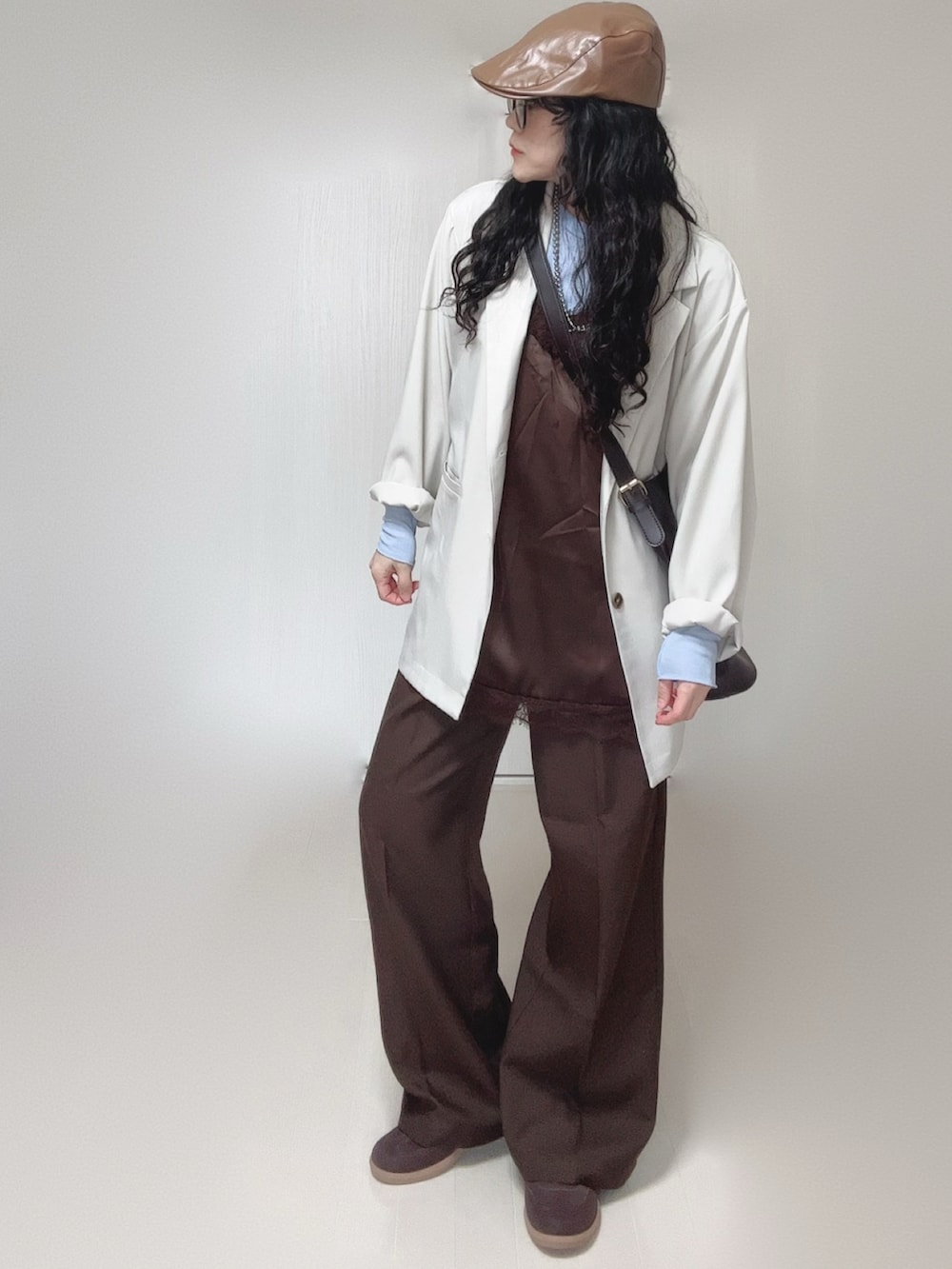 ホワイト系のテーラードジャケット、ブラウン系のその他パンツ、ブルー系のTシャツ/カットソーを着用したレディースの春コーディネートの2枚目の写真