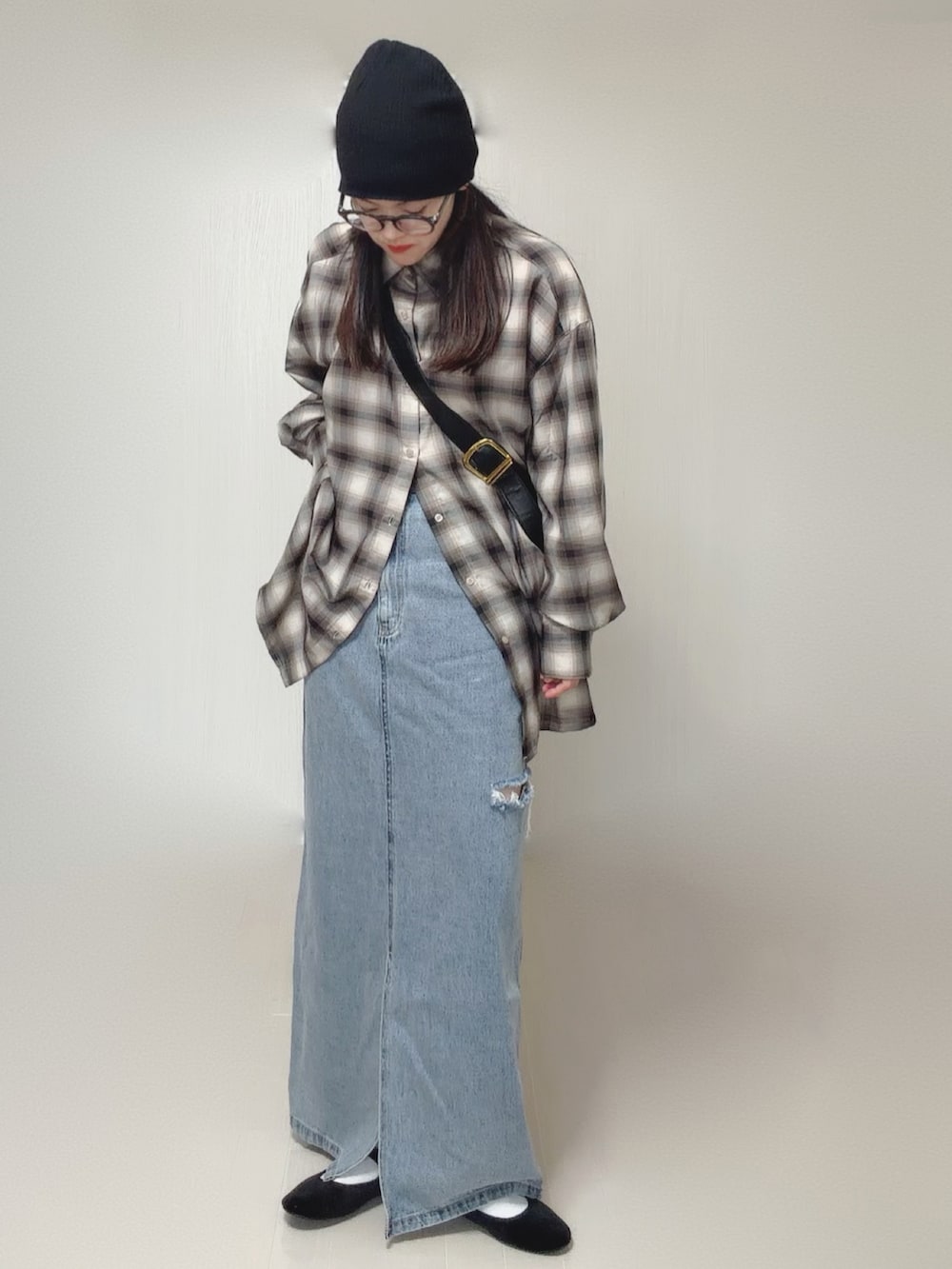 ベージュ系のシャツ/ブラウス、ブラック系のバレエシューズ、ブラック系のニットキャップ/ビーニーを着用したレディースの秋コーディネートの5枚目の写真