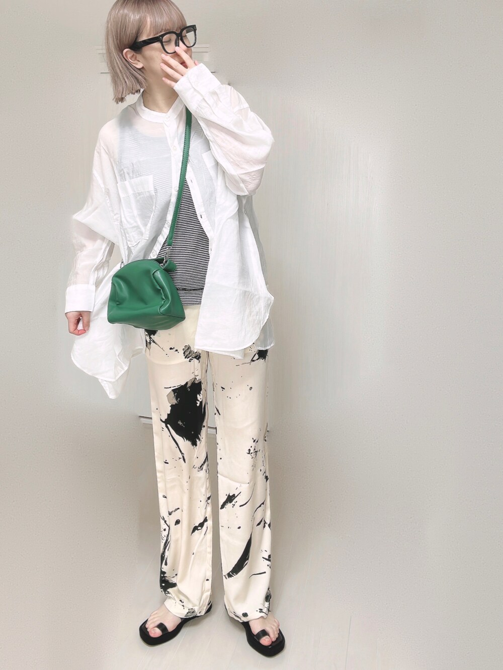 ホワイト系のシャツ/ブラウス、ブラック系のタンクトップ、グリーン系のハンドバッグを着用したレディースの春コーディネートの2枚目の写真