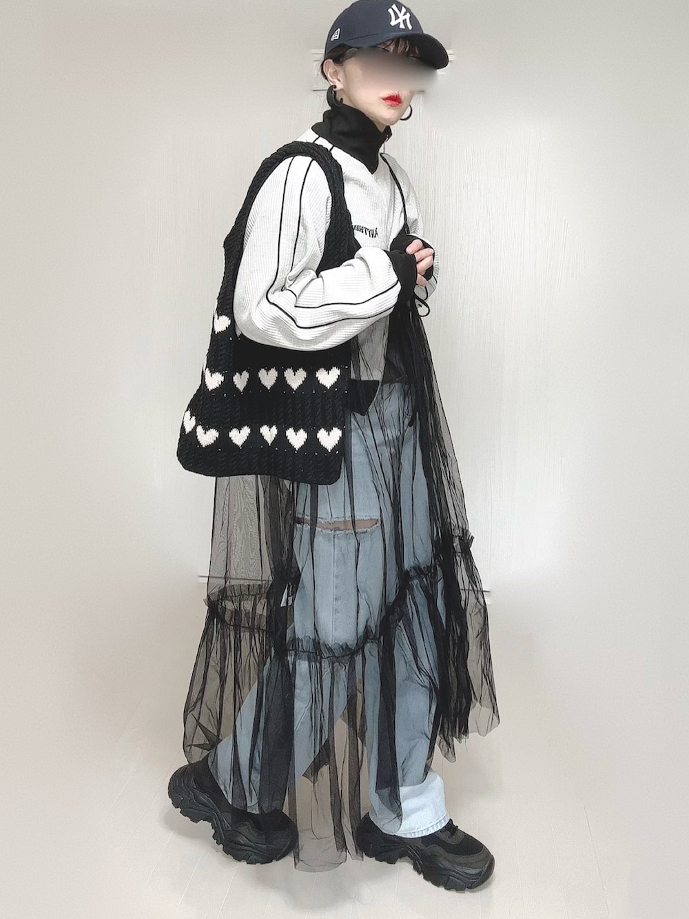 ベージュ系のジャージ、ブルー系のデニムパンツ、ブラック系のスニーカーを着用したレディースの春コーディネートの2枚目の写真