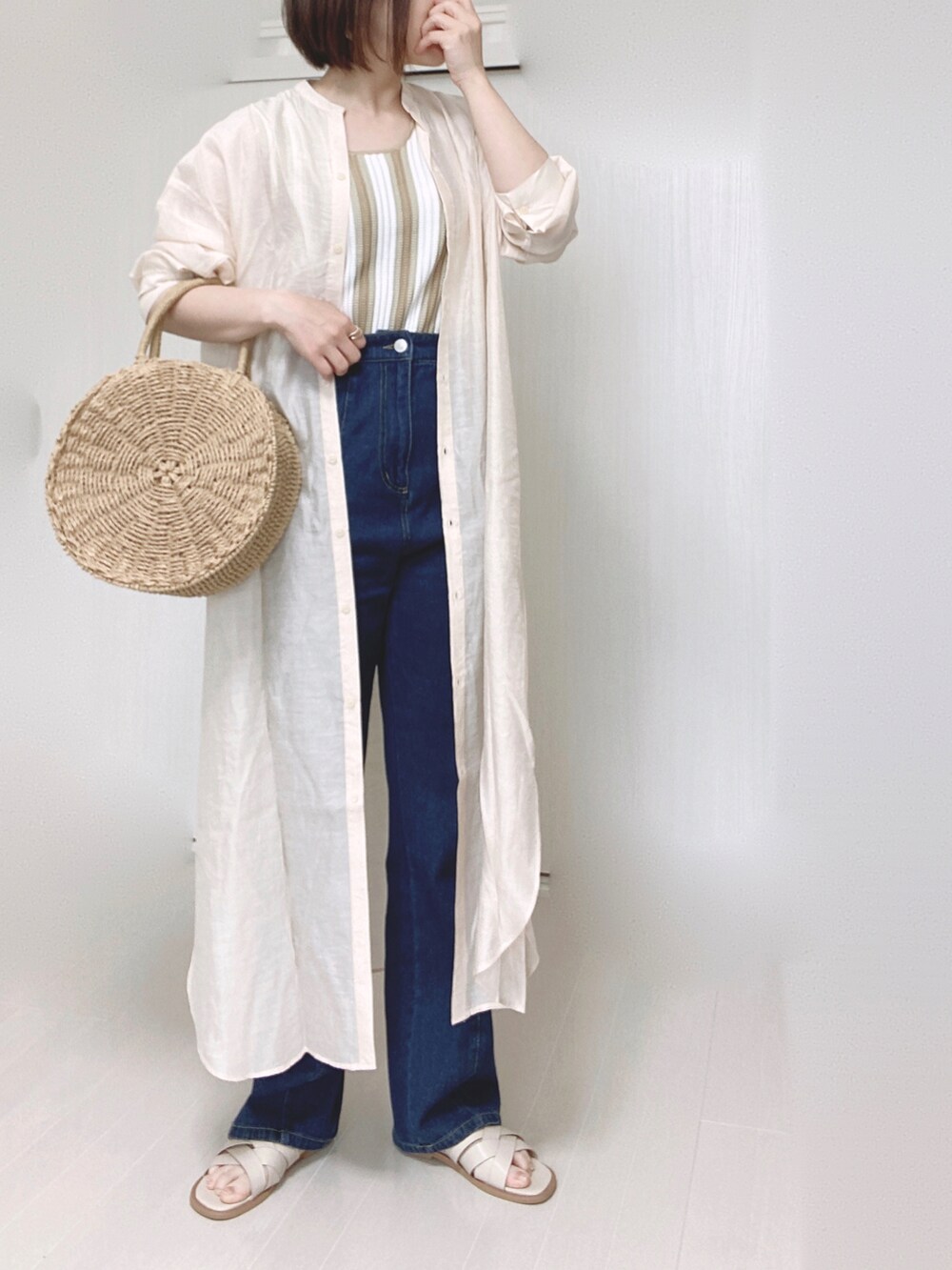 ホワイト系のサンダル、ホワイト系のワンピース、ベージュ系のタンクトップを着用したレディースの夏コーディネートの3枚目の写真